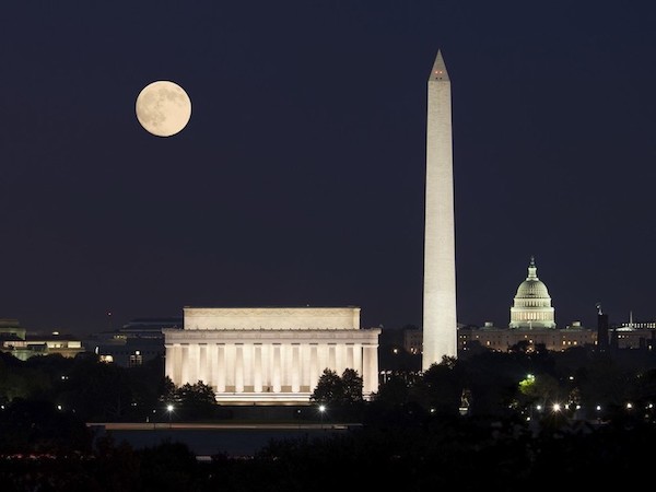 Lincoln Memorial and Washington Monument at night